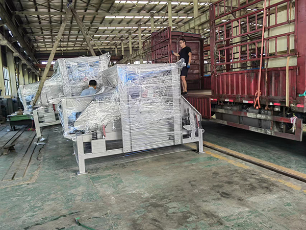 湖南客戶訂購6臺固液分離機裝車發貨